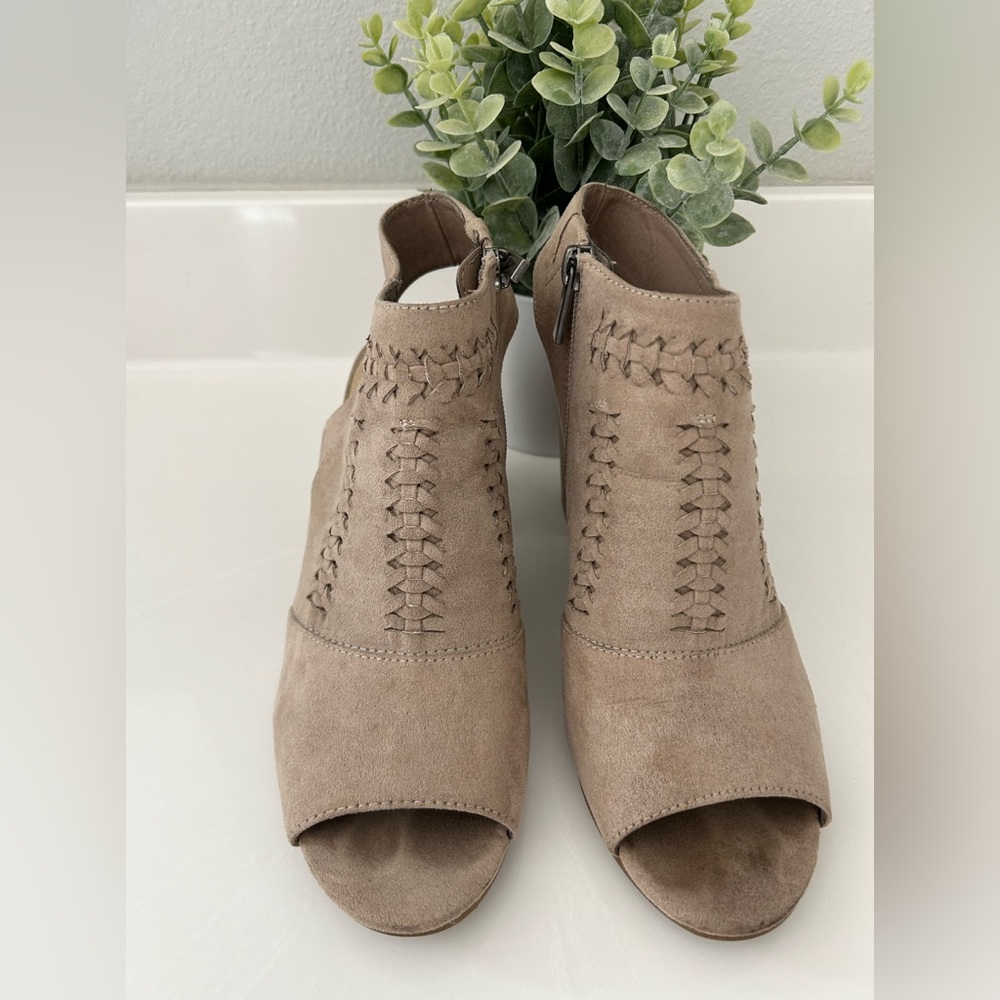 Women’s tan heels